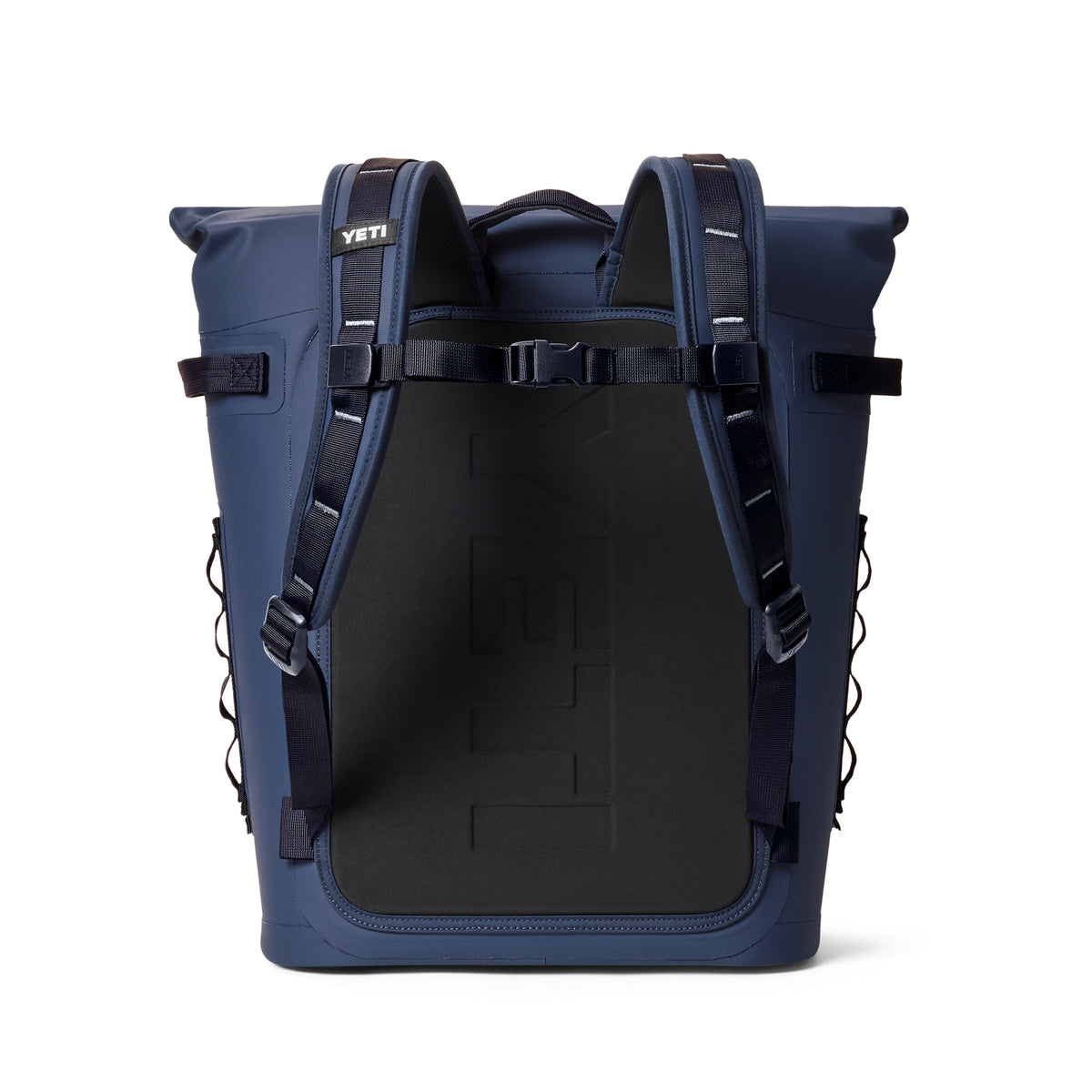 Der YETI® Hopper Backpack M20 in Classic Navy zeigt sich von hinten mit gepolsterten Schultergurten, einer schwarzen Platte mit YETI-Logo, Seitentaschen mit Bungee-Kordeln, ColdCell™-Isolierung und einem Brustgurt.