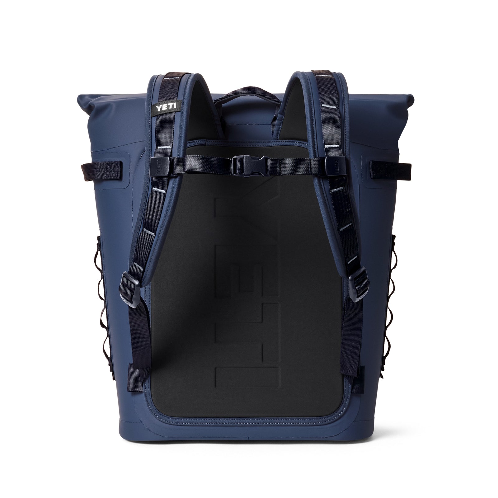 Der YETI® Hopper Backpack M20 in Classic Navy zeigt sich von hinten mit gepolsterten Schultergurten, einer schwarzen Platte mit YETI-Logo, Seitentaschen mit Bungee-Kordeln, ColdCell™-Isolierung und einem Brustgurt.