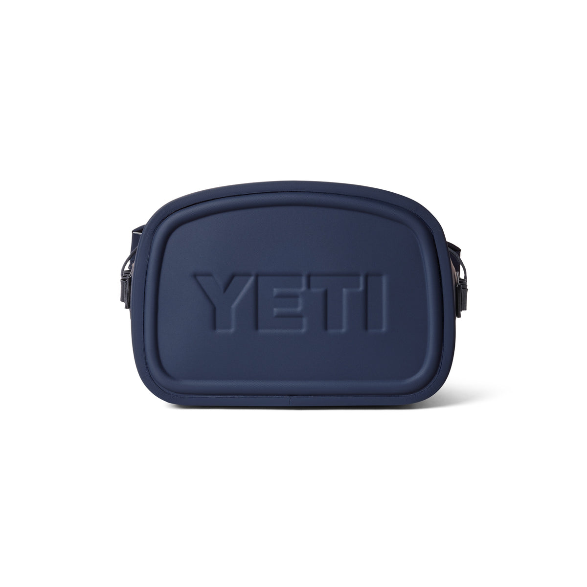 Der YETI® Hopper Backpack M20 in Classic Navy hat eine rechteckige Form, abgerundete Kanten, einen Reißverschluss und eine ColdCell-Isolierung, die auf einem schlichten weißen Hintergrund abgebildet ist.