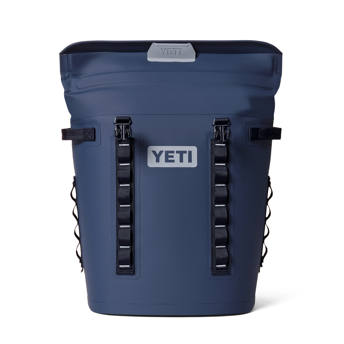Der YETI® Hopper Backpack M20 in Classic Navy verfügt über schwarze Riemen, seitliche Netztaschen, einen Rolltop-Verschluss, das YETI-Logo auf der Vorderseite und eine fortschrittliche ColdCell-Isolierung, die Ihre Getränke perfekt kühlt.