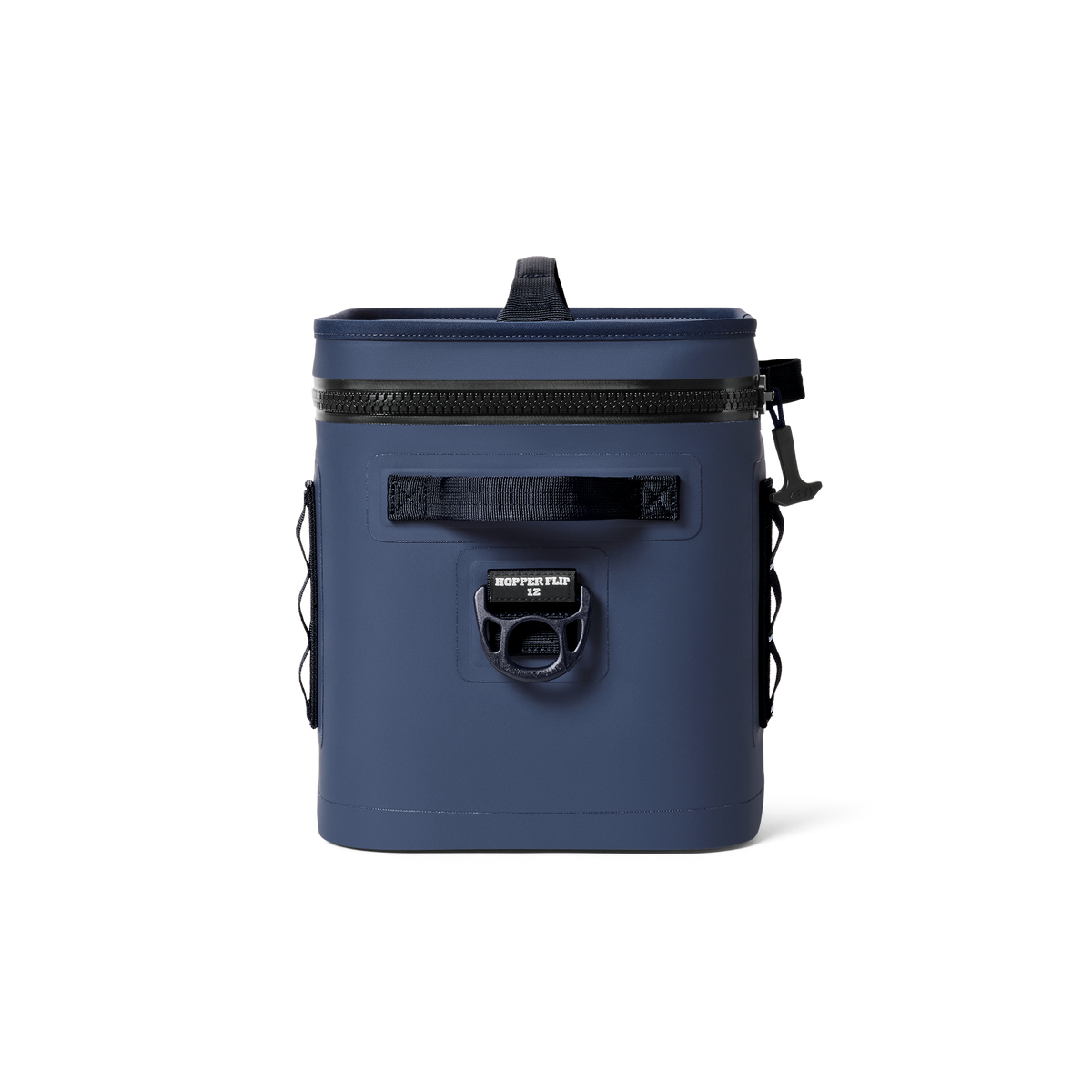Die YETI® Kühltasche Hopper Flip® 12 - Navy, eine blaue, rechteckige Soft-Side-Kühltasche mit Reißverschluss an der Oberseite, Frontgriff und Befestigungsclip, wird aufrecht vor einem schlichten weißen Hintergrund dargestellt.