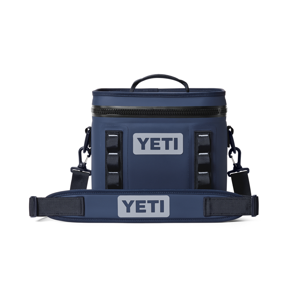Die YETI® Kühltasche Hopper Flip® 8 - Classic Navy ist eine weiche Kühltasche mit Tragegriff, schwarzem Reißverschluss, abnehmbarem Schultergurt und YETI-Branding - perfekt als mobile Kühltasche. Vor weißem Hintergrund.