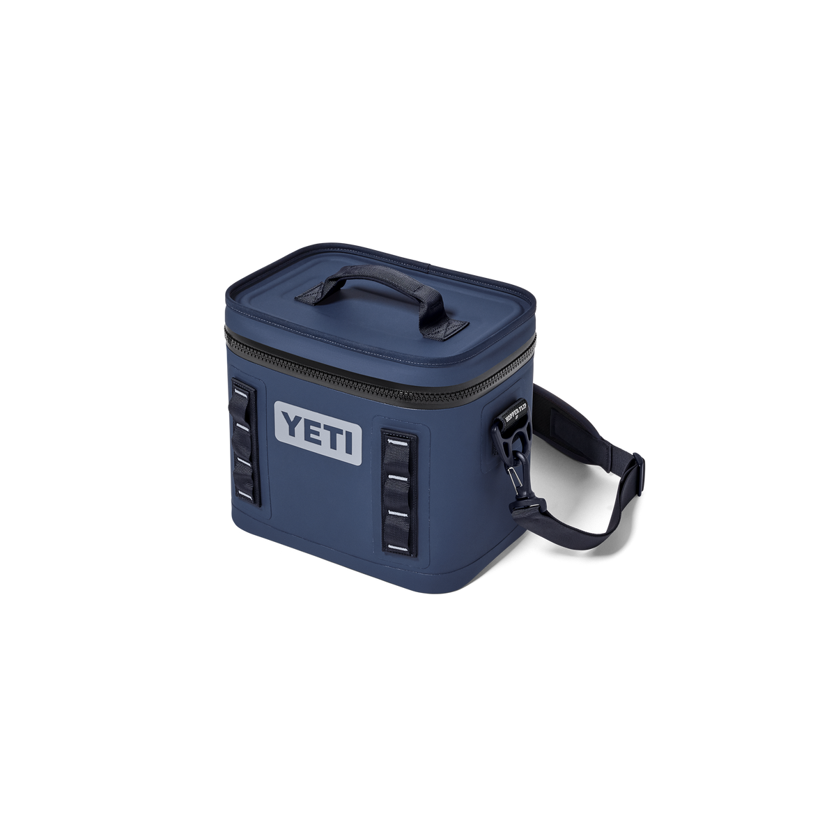 Die YETI® Kühltasche Hopper Flip® 8 in Classic Navy verfügt über einen Reißverschlussdeckel, einen Tragegriff oben, einen verstellbaren Schultergurt und ein YETI-Logo auf der Vorderseite, das auf einem schlichten weißen Hintergrund abgebildet ist.