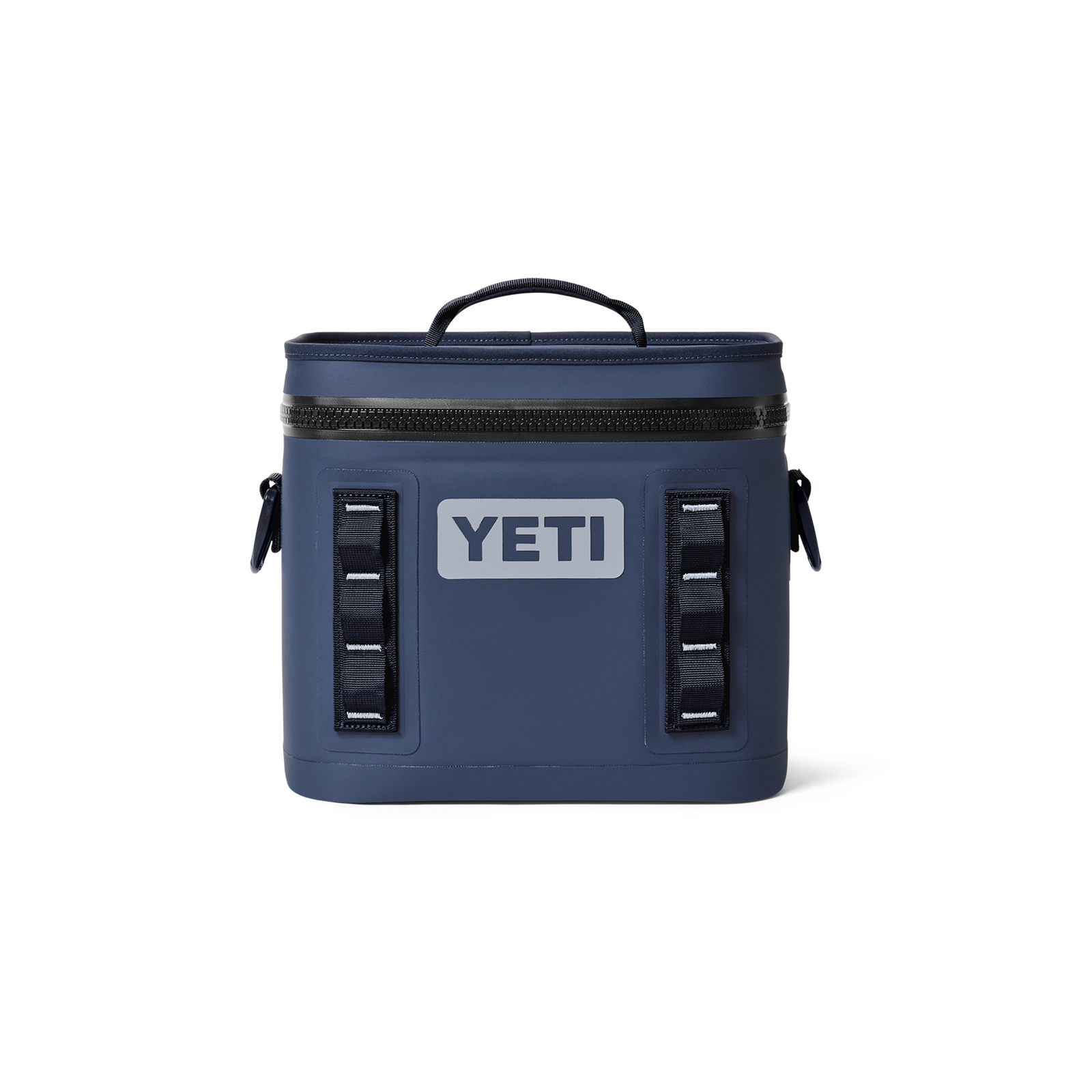 Die YETI® Kühltasche Hopper Flip® 8 - Classic Navy verfügt über einen Griff an der Oberseite, seitliche Reißverschlüsse und das YETI-Logo auf der Vorderseite, das auf einem schlichten weißen Hintergrund abgebildet ist - bekannt für hervorragende Kühlleistung.