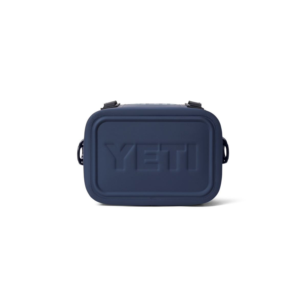 Die YETI® Kühltasche Hopper Flip® 8 in Classic Navy mit ihrem robusten, geformten, rechteckigen Design und dem geprägten YETI-Logo auf der Vorderseite präsentiert sich auf einem schlichten weißen Hintergrund.