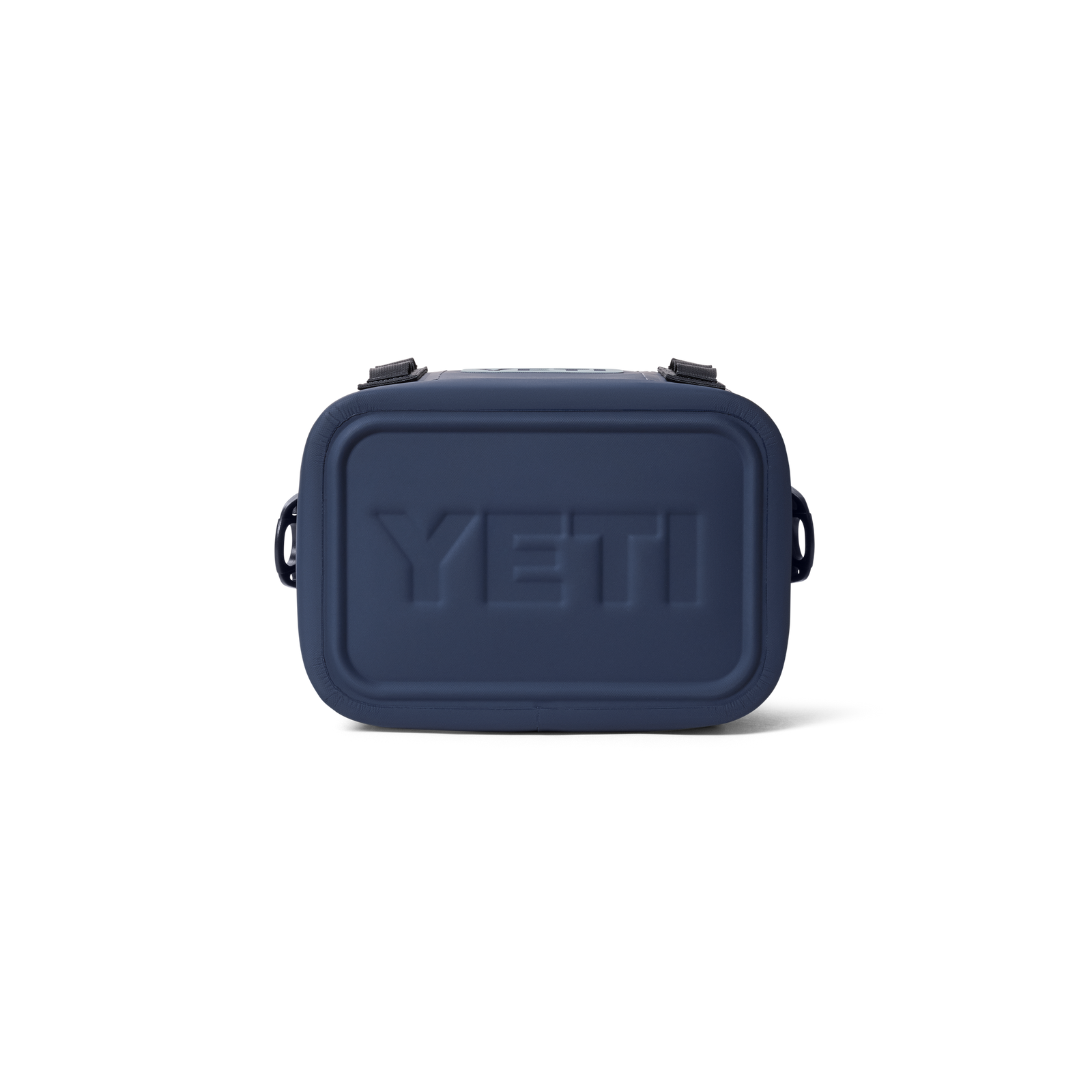 Die YETI® Kühltasche Hopper Flip® 8 in Classic Navy mit ihrem robusten, geformten, rechteckigen Design und dem geprägten YETI-Logo auf der Vorderseite präsentiert sich auf einem schlichten weißen Hintergrund.