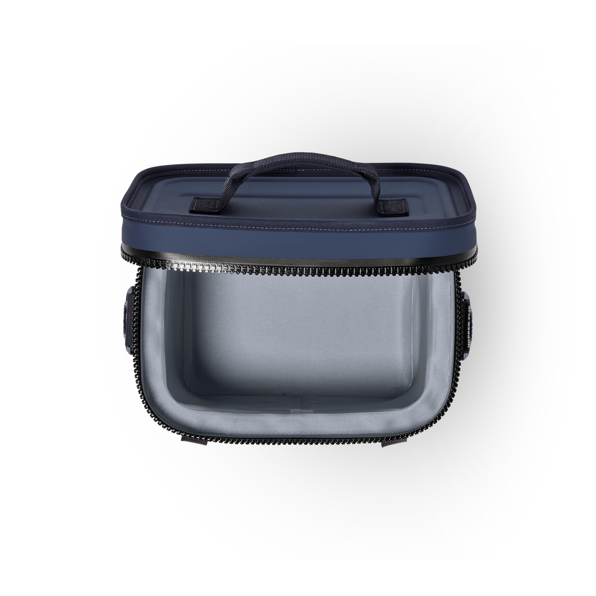 Eine YETI® Kühltasche Hopper Flip® 8 - Classic Navy rechteckige isolierte Lunchbag mit Griff, die nach dem Öffnen des Reißverschlusses einen leeren hellgrauen Innenraum mit ColdCell Isolierung zeigt, von oben auf weißem Hintergrund.