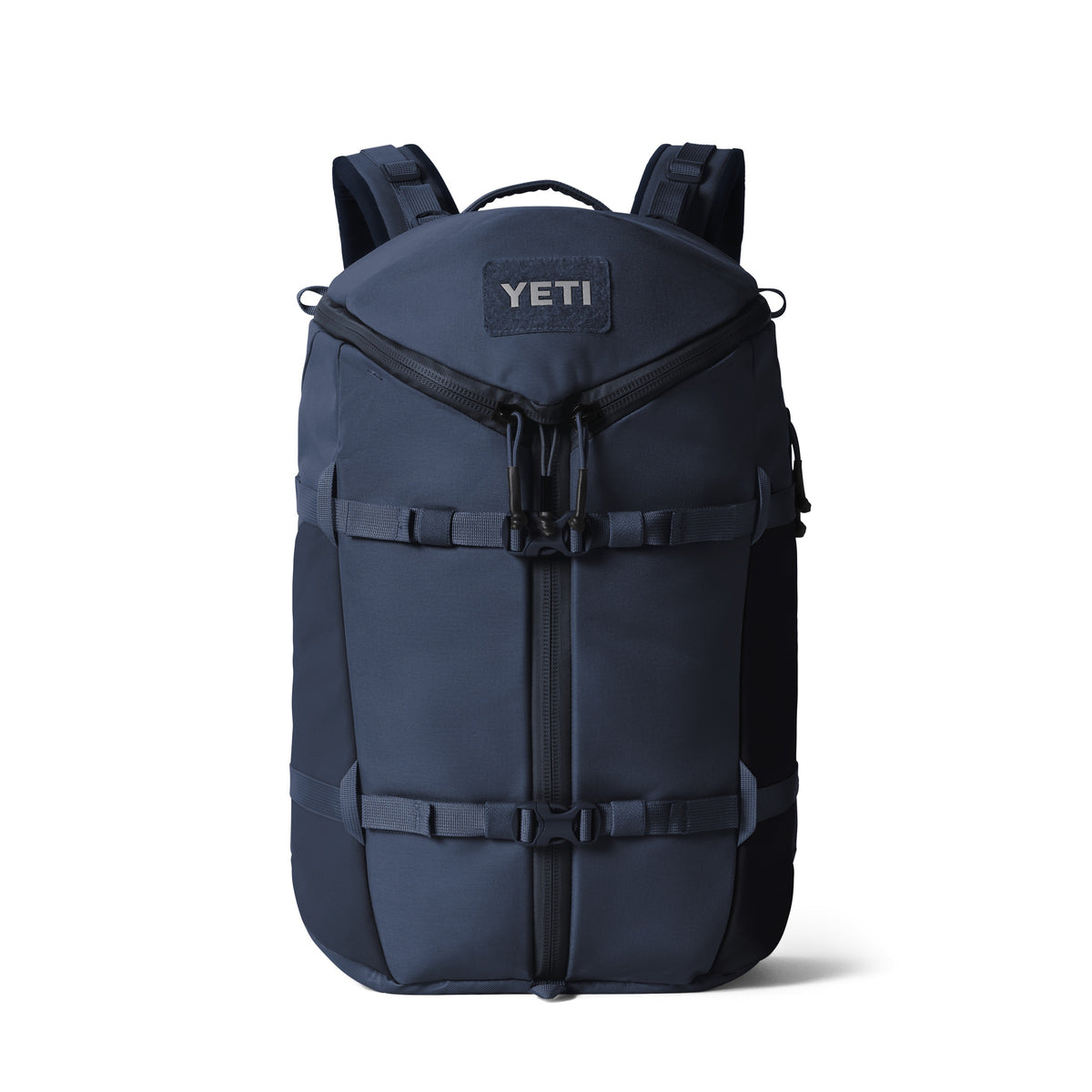 Der YETI® Rucksack Ranchero™ 27L in Classic Navy verfügt über gepolsterte Schultergurte, Schnallenverschlüsse an der Vorderseite, einen Reißverschluss an der Oberseite, einen rechteckigen YETI-Logoaufnäher und ein robustes, strukturiertes Design aus wasserabweisendem Nylon.
