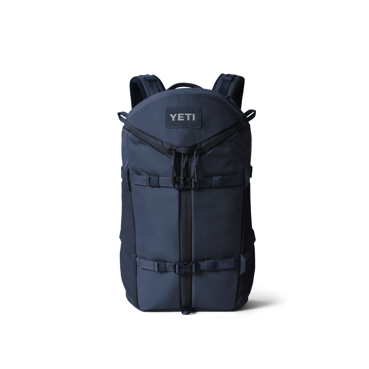 Ein YETI® Rucksack Ranchero™ 22L in Classic Navy aus robustem TuffSkin-Nylon mit gepolsterten Schultergurten, einem Griff an der Oberseite, Schnallen an der Vorderseite, einer Klappe mit Reißverschluss an der Oberseite und einem speziellen Laptop-Fach, dargestellt auf einem schlichten weißen Hintergrund.