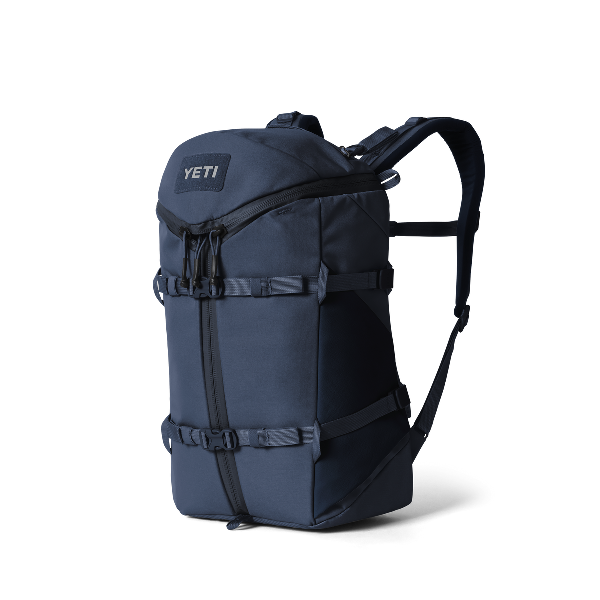 Der YETI® Rucksack Ranchero™ 22L in Classic Navy verfügt über gepolsterte Schultergurte, verstellbare Schnallen, einen Tragegriff an der Oberseite, strapazierfähiges TuffSkin-Nylon und ein geräumiges Laptopfach, abgebildet auf einem schlichten weißen Hintergrund.