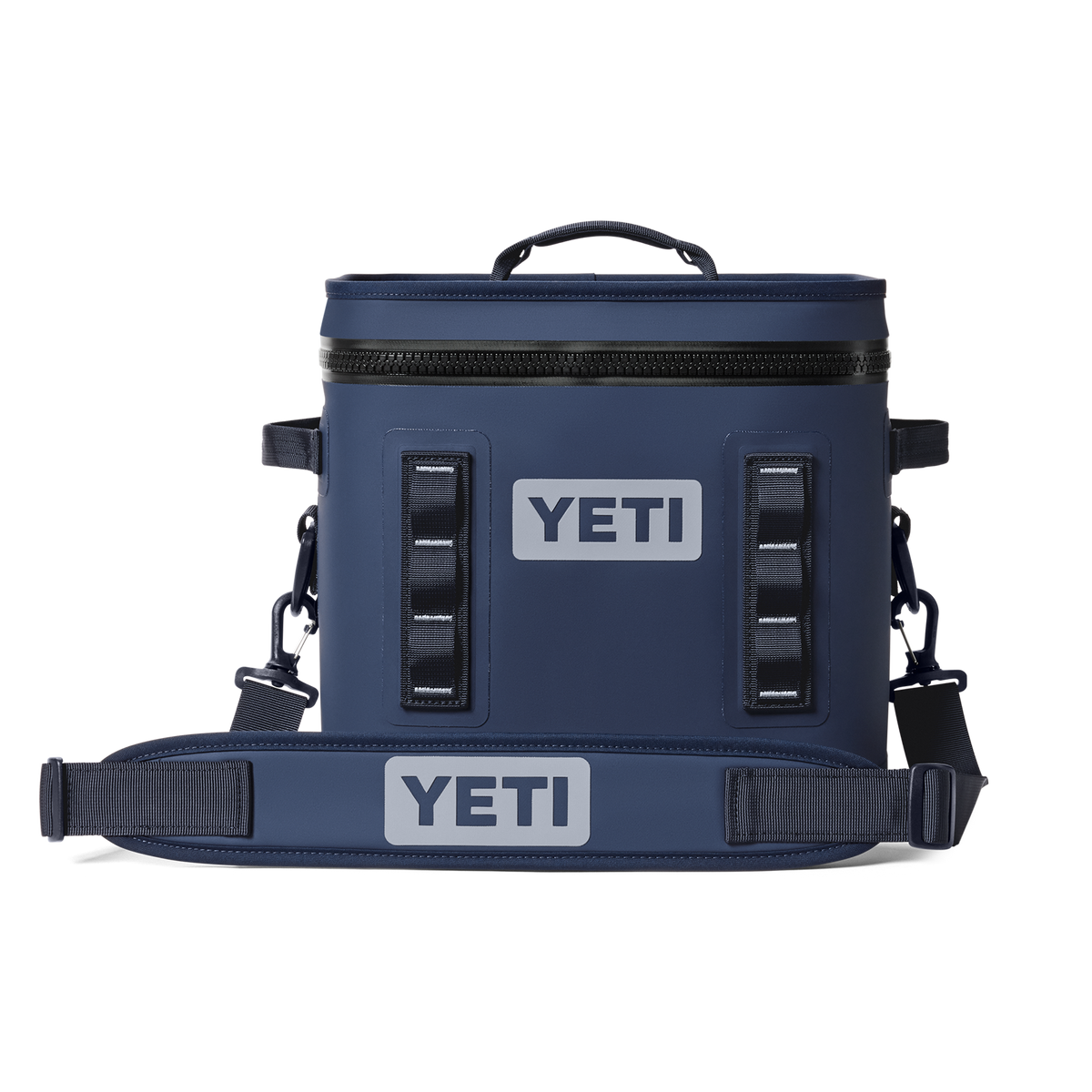 Die YETI® Kühltasche Hopper Flip® 18 in Navy verfügt über einen Griff an der Oberseite, einen Reißverschluss, einen verstellbaren Schultergurt und ein YETI-Branding auf der Vorderseite und auf dem Gurt, das sich auf einem weißen Hintergrund abzeichnet.