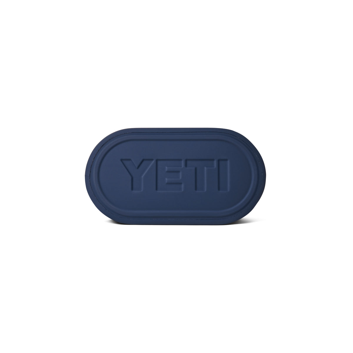 Ein marineblauer, ovaler Gummideckel mit auffälligem YETI-Logo, abgebildet auf weißem Hintergrund – perfekt abgestimmt auf Ihre YETI® Tragetasche Camino® Carryall 35 – Classic Navy, die robuste Tasche für jedes Abenteuer.