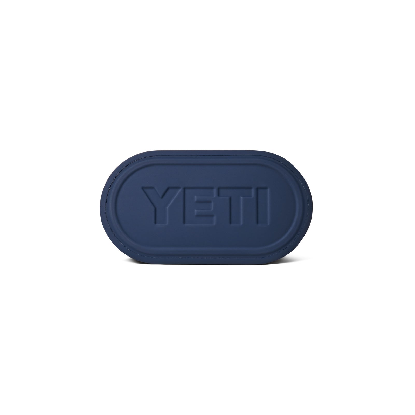 Ein marineblauer, ovaler Gummideckel mit auffälligem YETI-Logo, abgebildet auf weißem Hintergrund – perfekt abgestimmt auf Ihre YETI® Tragetasche Camino® Carryall 35 – Classic Navy, die robuste Tasche für jedes Abenteuer.
