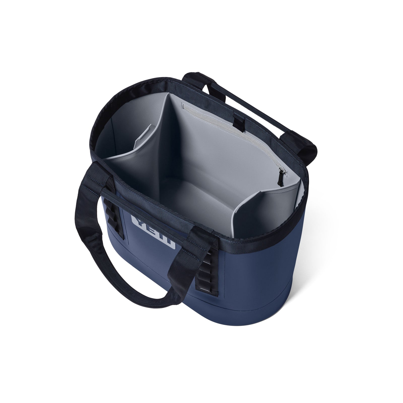 Eine Ansicht von oben auf die YETI® Tragetasche Camino® Carryall 35 – Classic Navy: Eine blau-graue, wasserdichte Allzwecktasche mit zwei Tragegriffen, Trennwänden, einer Reißverschlusstasche und YETI-Logo ist leer auf weißem Hintergrund zu sehen.