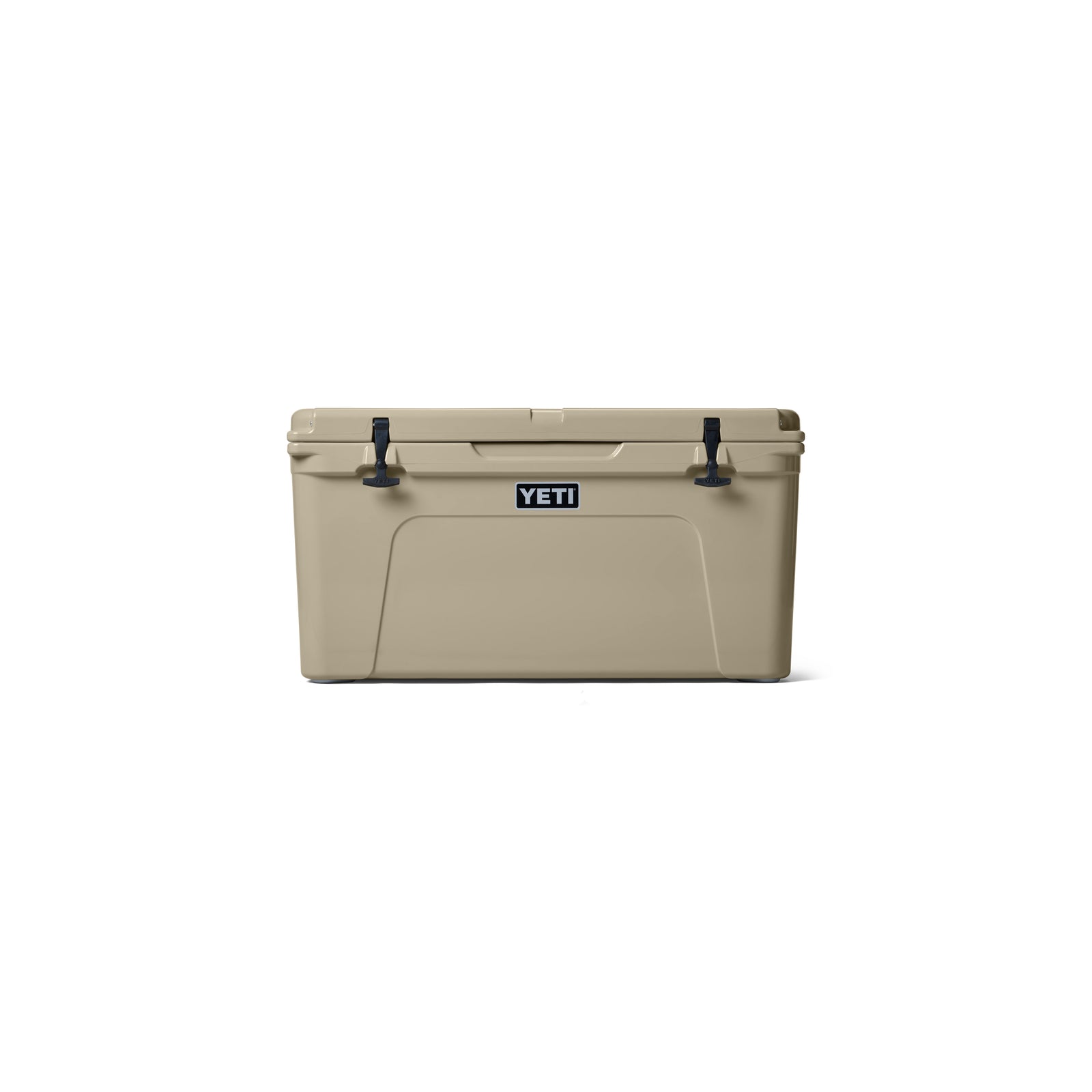 Eine YETI®-Kühlbox „Tundra 75“ in der Farbe „Tan“ mit schwarzen Griffen und Verschlüssen ist vor einem weißen Hintergrund von vorne zu sehen.
