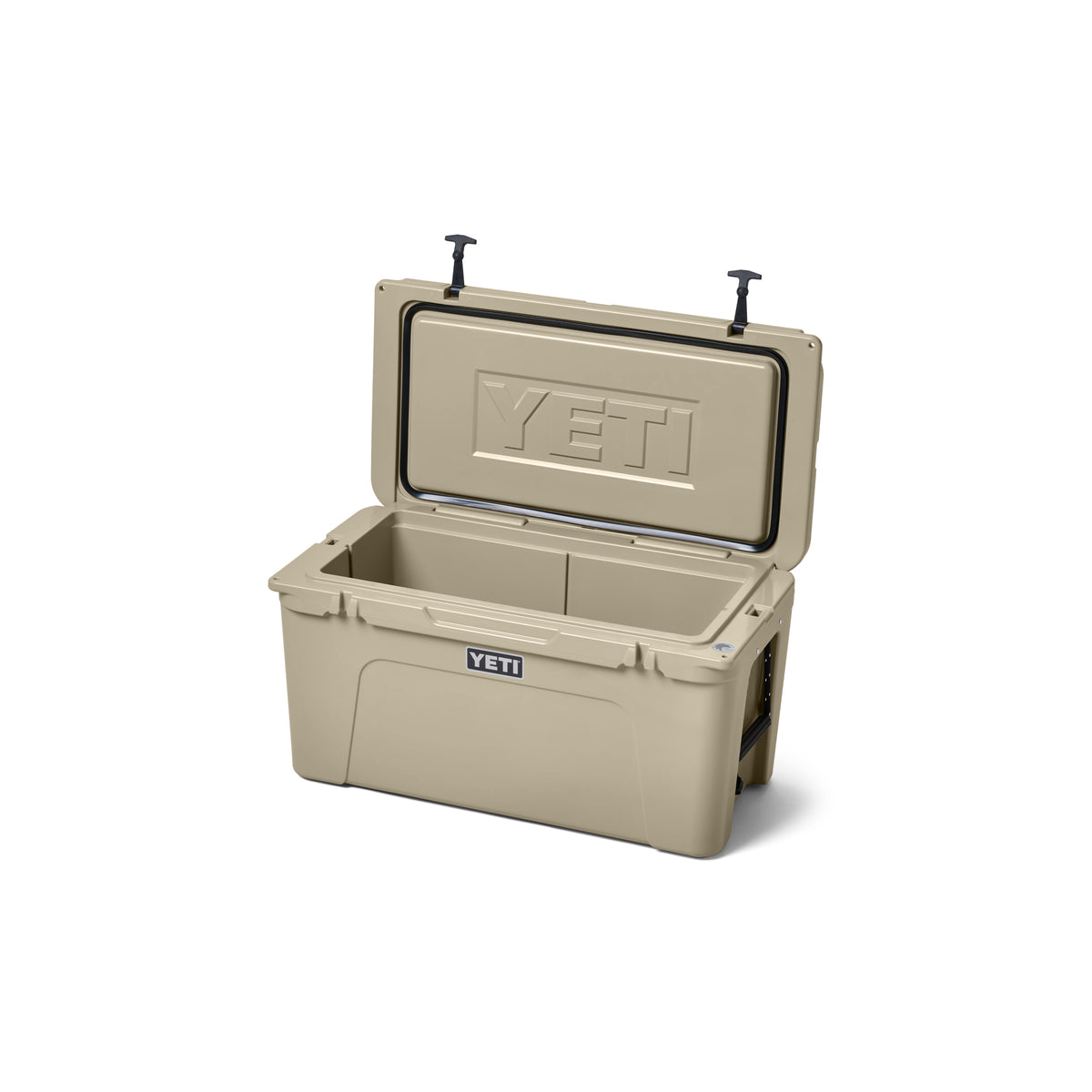 Eine YETI®-Kühlbox „Tundra 75“ in der Farbe „Tan“ wird mit geöffnetem Deckel gezeigt, wodurch der geräumige Innenraum und die robuste Bauweise sichtbar werden. Das YETI-Logo ist auf der Vorderseite und auf der Innenseite des Deckels dieser Premium-Kühlbox zu sehen. Das Produkt ist vor einem schlichten weißen Hintergrund abgebildet.