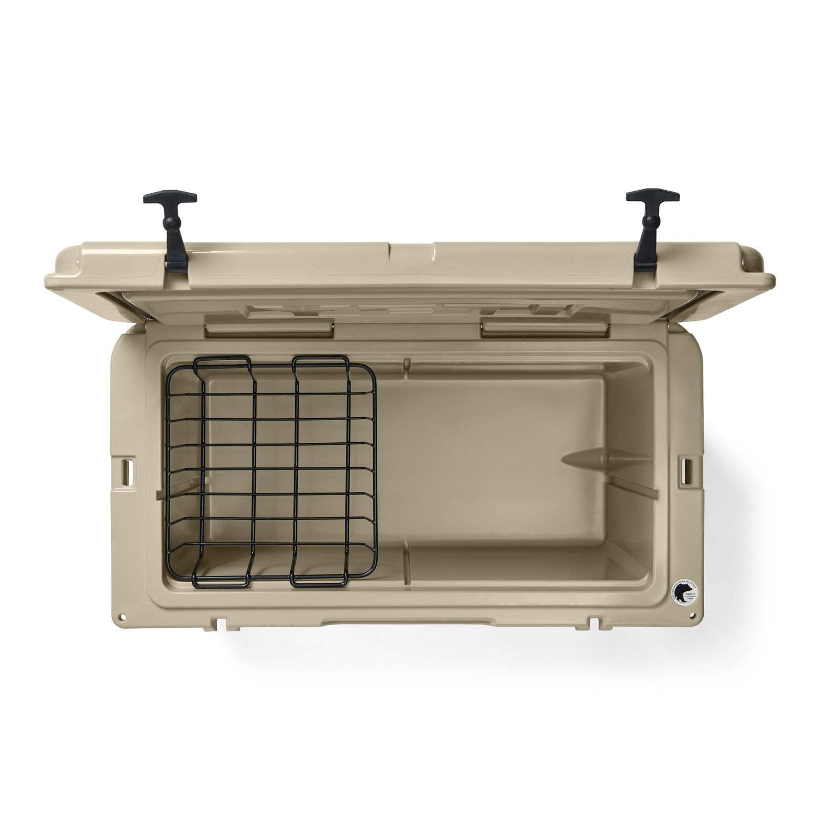 Beigefarbene Kühlbox mit geöffnetem Deckel, der den leeren Innenraum und einen herausnehmbaren schwarzen Drahtkorb auf der linken Seite freigibt. Die YETI® Kühlbox Tundra 75 – Tan von YETI verfügt über zwei schwarze Verschlüsse am Deckel und eignet sich somit ideal für Campingausflüge und Outdoor-Abenteuer.