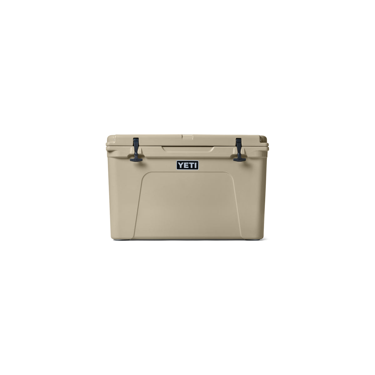 Eine YETI®-Kühlbox „Tundra 105“ – in der Farbe „Tan“ mit schwarzen Verschlüssen und rechteckiger Form – ist von vorne vor einem weißen Hintergrund abgebildet und damit die ideale Outdoor-Kühlbox für Ihr nächstes Abenteuer.