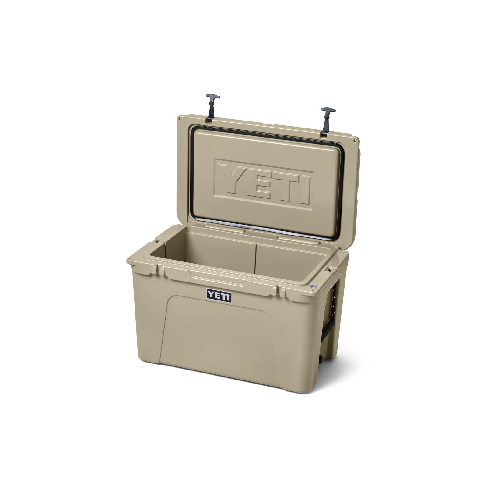 Eine hellbraune YETI®-Kühlbox „Tundra 105“ mit geöffnetem Deckel gibt den Blick auf den geräumigen, isolierten Innenraum frei. Das YETI-Logo ist sowohl auf dem Deckel als auch auf der Vorderseite dieser hochwertigen Outdoor-Kühlbox zu sehen.