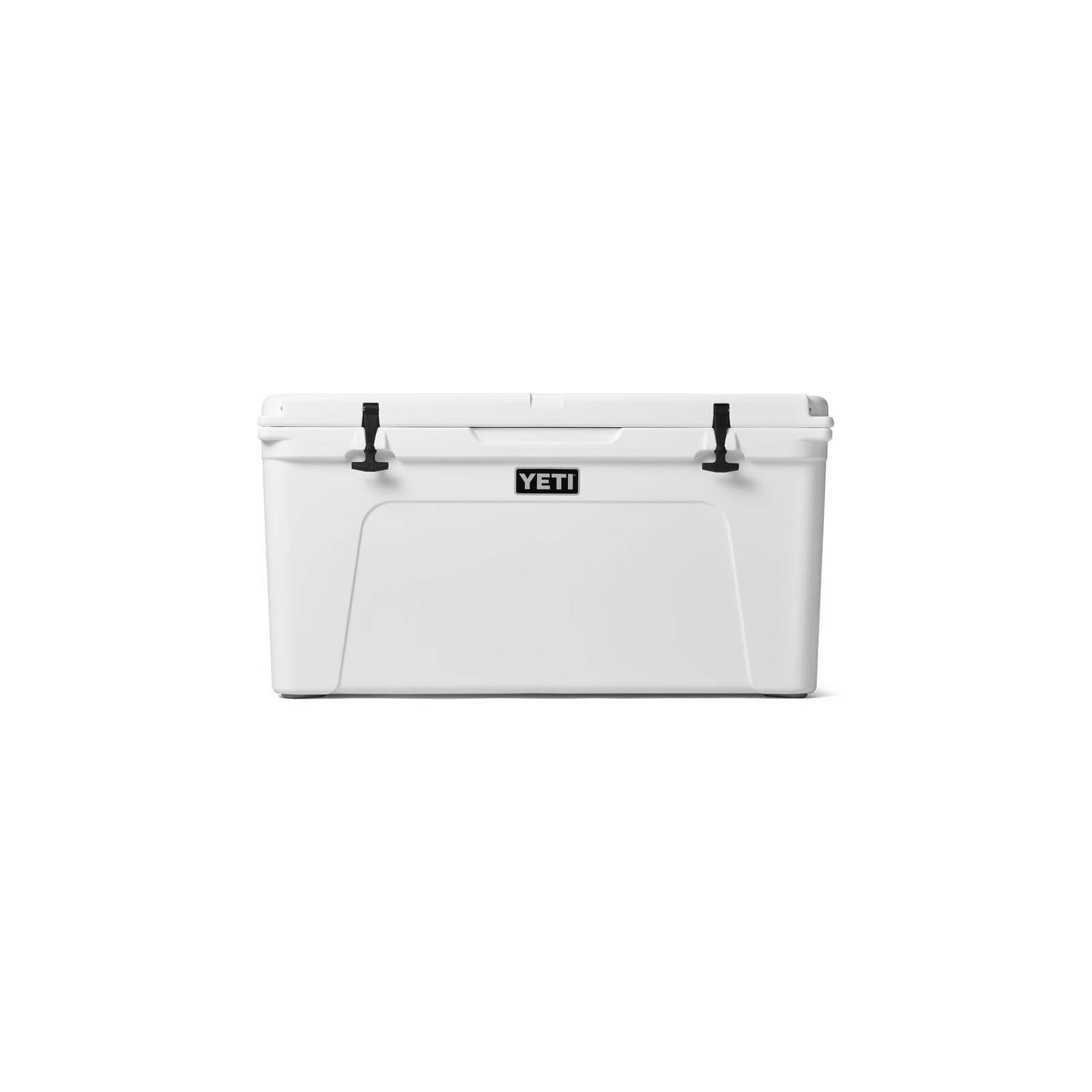 Die YETI®-Kühlbox „Tundra 110“ in Weiß zeichnet sich durch ein rechteckiges Design mit schwarzen Verschlüssen und dem YETI-Logo auf der Vorderseite aus, bietet langanhaltende Kühlleistung und wird vor einem schlichten weißen Hintergrund präsentiert.