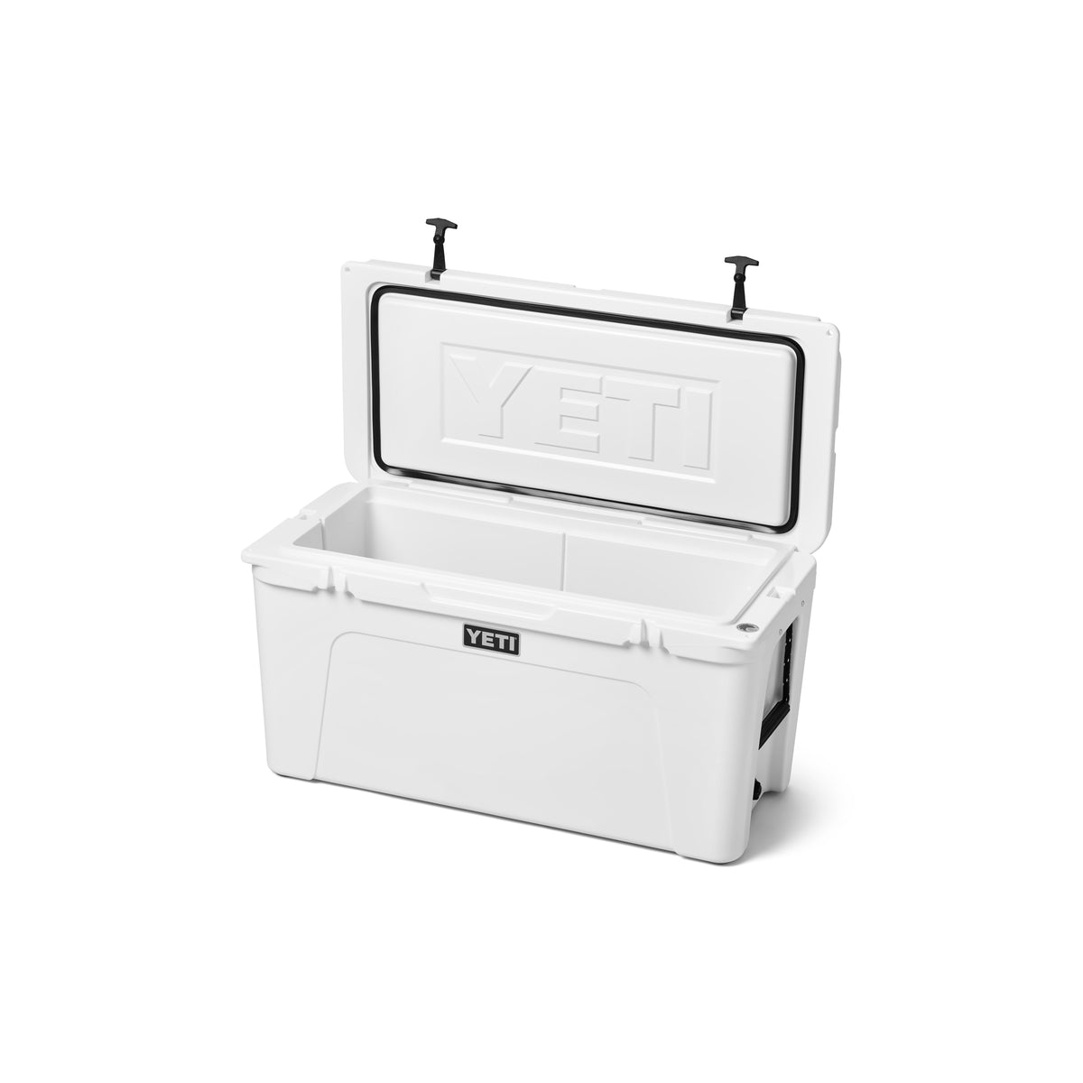 Eine weiße YETI®-Kühlbox „Tundra 110“ mit geöffnetem Klappdeckel gibt den Blick auf einen geräumigen, leeren Innenraum frei. Das YETI-Logo ist sowohl auf der Innenseite des Deckels als auch auf der Vorderseite der Kühlbox zu sehen und unterstreicht deren langlebige Kühlleistung für Ihre Outdoor-Abenteuer.