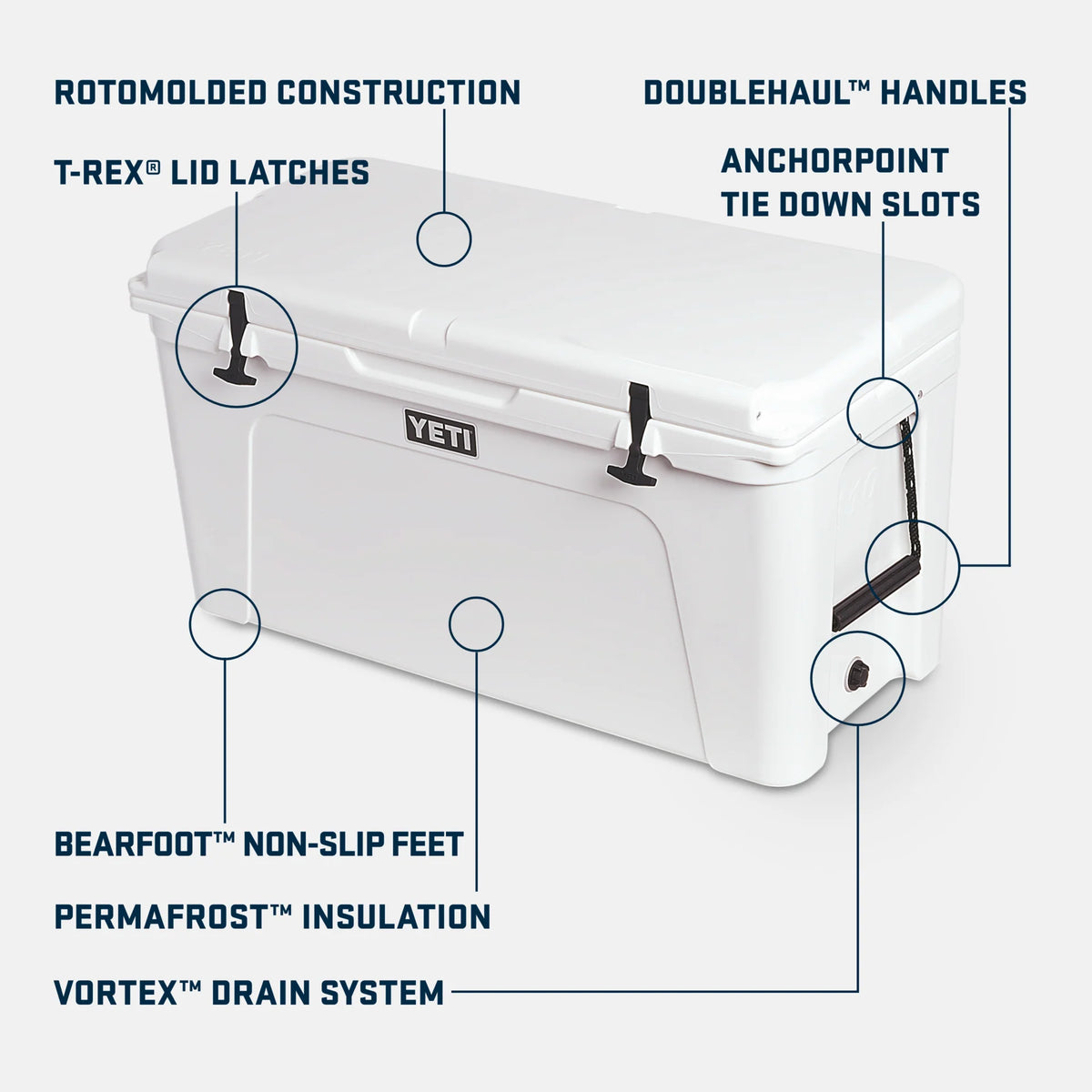 Die YETI®-Kühlbox Tundra 110 – Weiß von YETI verfügt über eine rotationsgeformte Konstruktion, T-Rex-Deckelverschlüsse, rutschfeste Bearfoot-Füße, eine Permafrost-Isolierung für langanhaltende Kühlleistung, ein Vortex-Ablaufsystem, DoubleHaul-Griffe sowie Befestigungsschlitze für Verankerungspunkte.