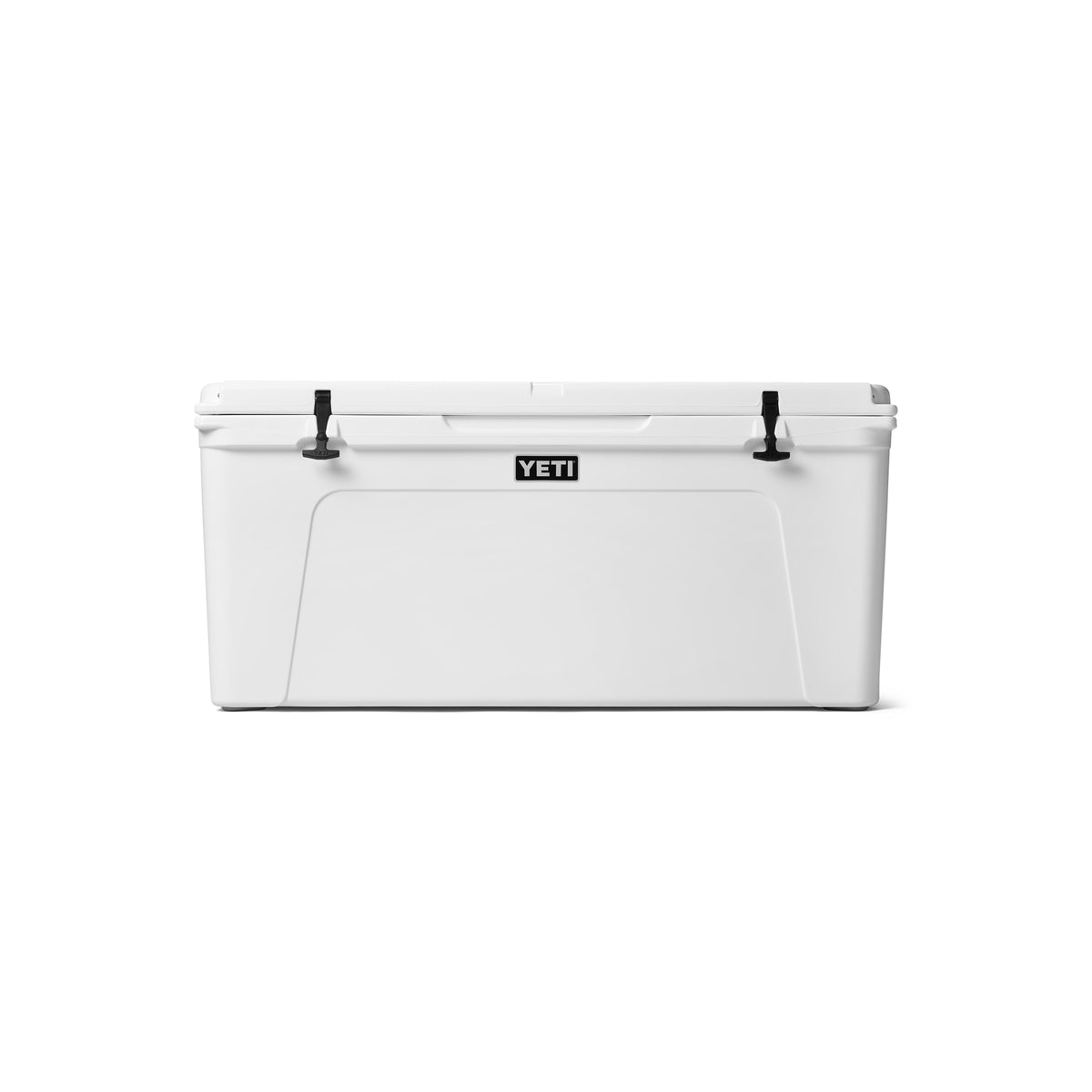 Auf dem Bild ist eine geschlossene YETI®-Kühlbox „Tundra 160“ – weiß mit schwarzen Verschlüssen – vor einem schlichten weißen Hintergrund zu sehen. Das YETI-Logo ist gut sichtbar in der Mitte der Vorderseite der Kühlbox angebracht und unterstreicht deren maximale Kühlleistung für alle Ihre Kühlbedürfnisse.