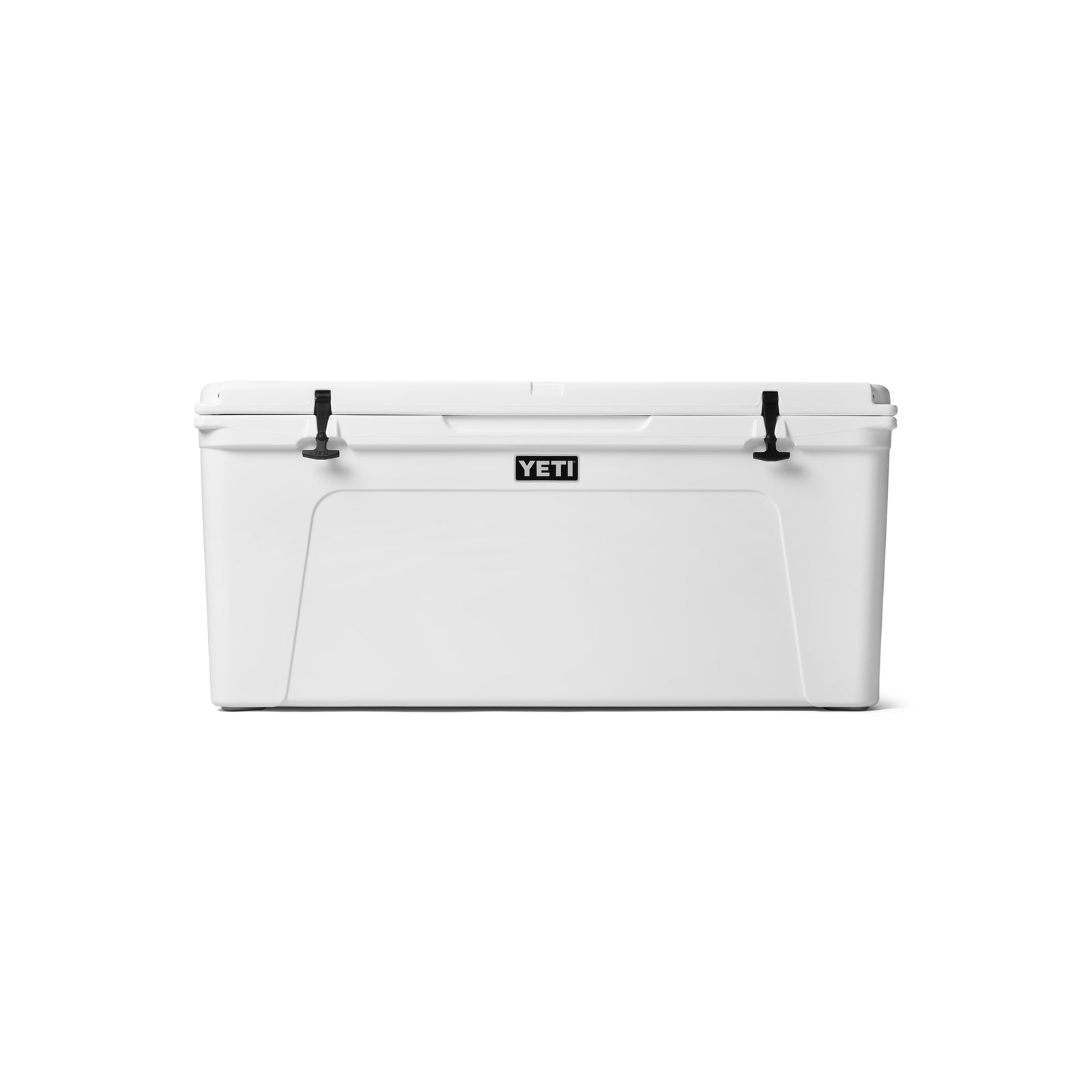 Auf dem Bild ist eine geschlossene YETI®-Kühlbox „Tundra 160“ – weiß mit schwarzen Verschlüssen – vor einem schlichten weißen Hintergrund zu sehen. Das YETI-Logo ist gut sichtbar in der Mitte der Vorderseite der Kühlbox angebracht und unterstreicht deren maximale Kühlleistung für alle Ihre Kühlbedürfnisse.