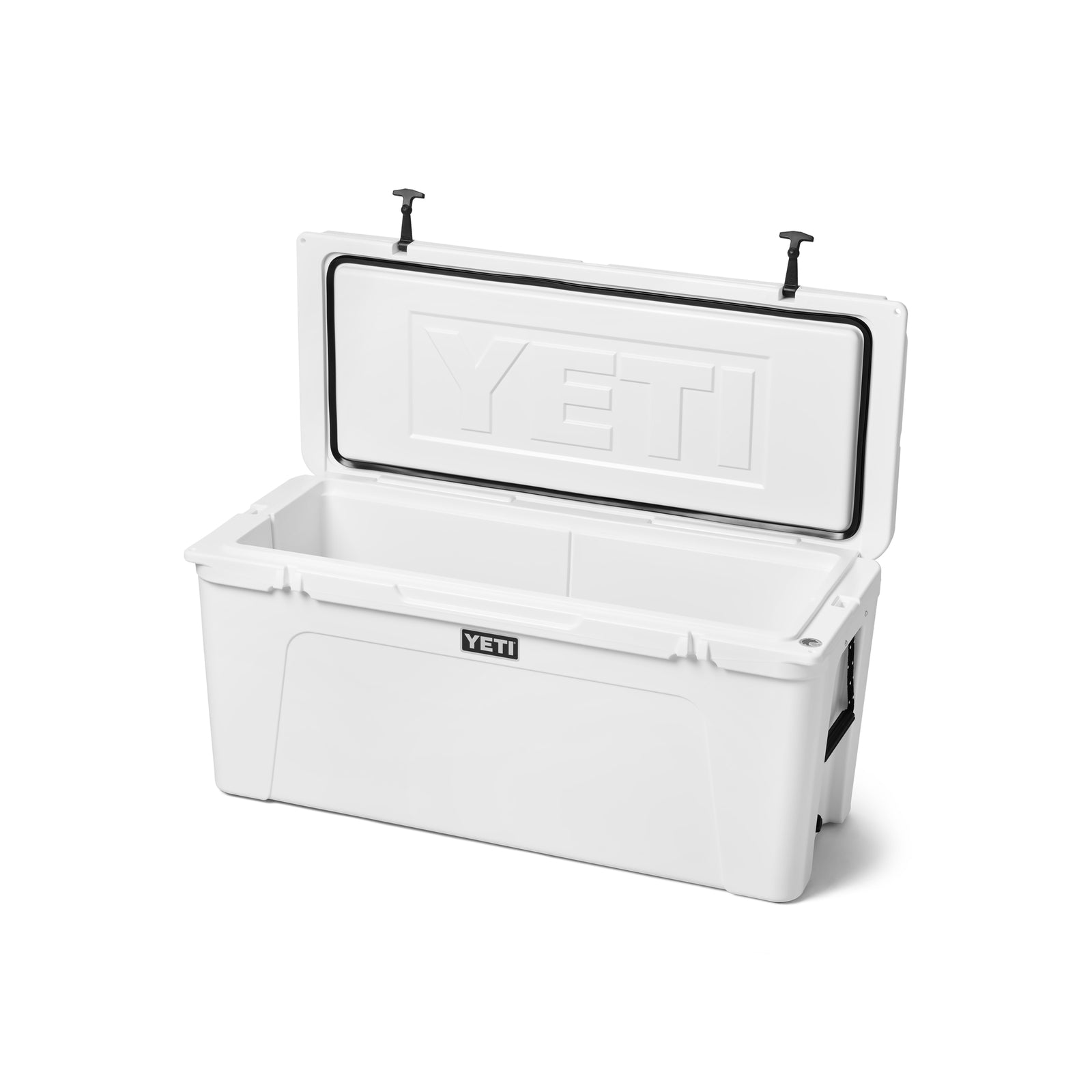 Eine weiße YETI®-Kühlbox „Tundra 160“ mit geöffnetem Deckel, der den leeren Innenraum freigibt. Das YETI-Logo ist sowohl auf der Innenseite des Deckels als auch auf der Vorderseite der Kühlbox gut sichtbar angebracht und unterstreicht die maximale Kühlleistung, die all Ihren Kühlbedürfnissen gerecht wird.