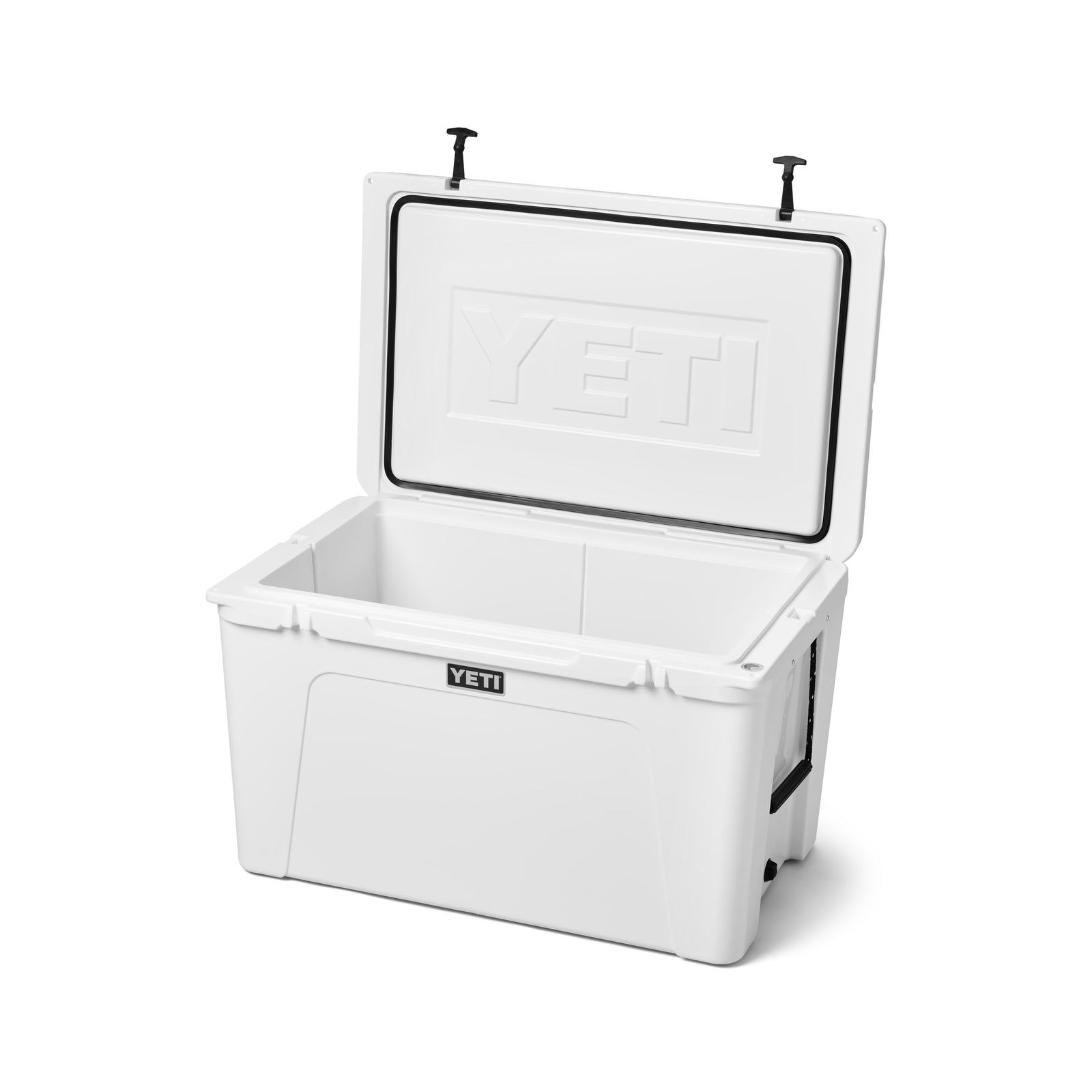 Eine weiße YETI®-Kühlbox „Tundra 210“ mit geöffnetem Deckel, der den geräumigen, leeren Innenraum freigibt. Das YETI-Logo ist sowohl auf der Innenseite des Deckels als auch an der Vorderseite zu sehen und unterstreicht das große Fassungsvermögen sowie das unverwechselbare Design dieser hochwertigen Kühlbox.