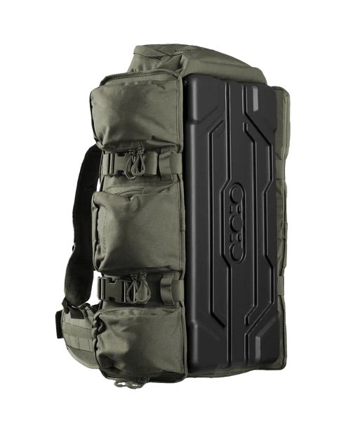 Ein EBERLESTOCK Eberlestock UpRanger™-Rucksack in Grün mit drei Fronttaschen und einem großen schwarzen Seitenfach aus Hartschale, abgebildet vor weißem Hintergrund.