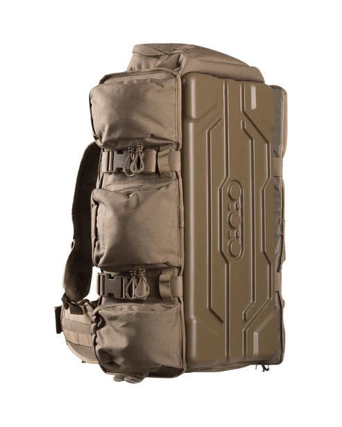 Der EBERLESTOCK UpRanger™ Pack ist ein brauner taktischer Rucksack mit drei Fronttaschen, einer Seitenwand aus Hartschale und einer robusten Konstruktion mit zahlreichen Fächern – ein echter 53,4-Liter-Rucksack, der für jedes Abenteuer konzipiert ist.