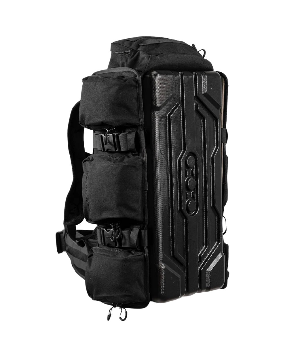 Der EBERLESTOCK UpRanger™ Pack ist ein schwarzer Rucksack mit einem Hartschalenfach auf der einen Seite und drei vertikal angeordneten Stofftaschen mit Reißverschluss auf der anderen Seite, dargestellt vor einem schlichten weißen Hintergrund. Dieser Schiessstand-Rucksack bietet mit einem Fassungsvermögen von 53 Litern reichlich Platz für Ihre Ausrüstung und ist somit eine hervorragende Wahl für eine übersichtliche Aufbewahrung und bequemen Zugriff auf Ihre Ausrüstung.