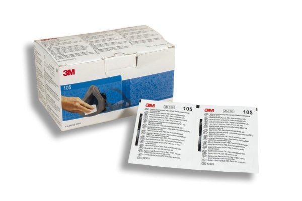 Abgebildet ist eine Schachtel 3M™ Reinigungstücher von 3M mit zwei einzelnen Tüchern mit Text und Anweisungen zur Reinigung der Gesichtsabdichtung von wiederverwendbaren Atemschutzmasken.