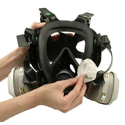 Jemand reinigt eine Vollmaske mit 3M™ Reinigungstüchern von 3M - ideal für Mehrweg-Atemschutzmasken, diese Tücher helfen bei der hygienischen Reinigung der Gesichtsabdichtung für eine optimale Verwendung.