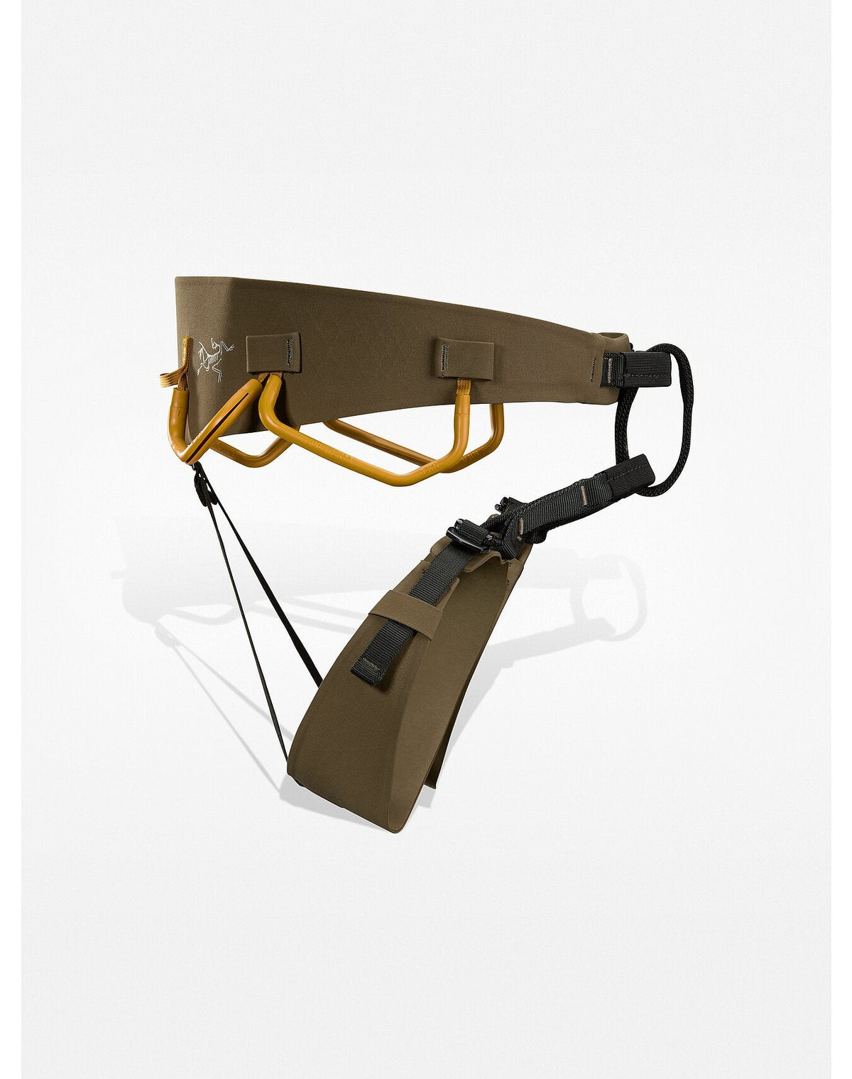 Der ARC'TERYX LEAF AR-395a Gurt in oliv/braun ist mit einer goldenen Sicherungsschlaufe, goldenen Materialschlaufen, Warp Strength Technology und schwarzen, verstellbaren Beinschlaufen mit Schnallen auf weißem Hintergrund ausgestattet.