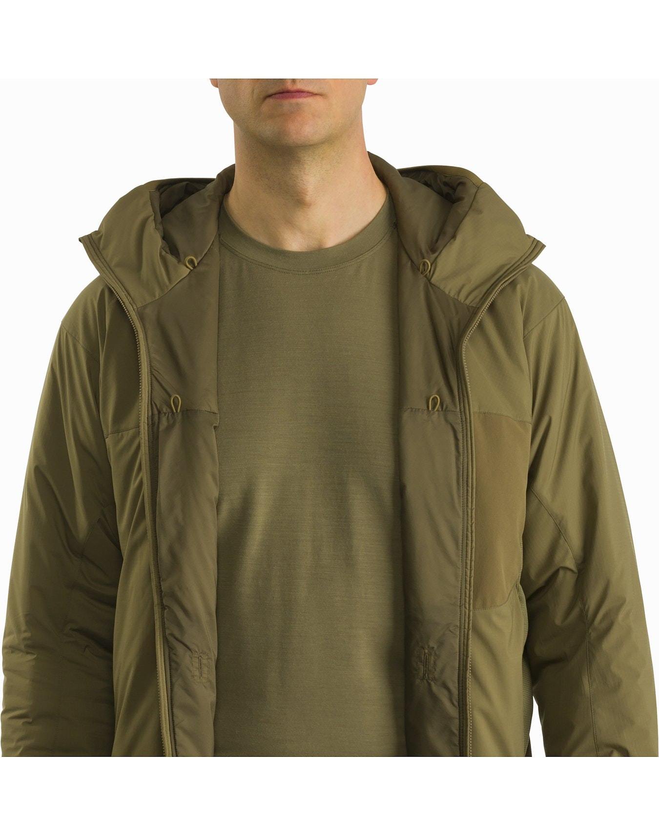 Eine Person trägt einen ARC'TERYX LEAF Arc'teryx Atom Hoody LT Gen2.1 in Ranger Green über einem passenden olivgrünen T-Shirt, dargestellt von den Schultern bis zur Mitte des Oberkörpers vor einem schlichten weißen Hintergrund.
