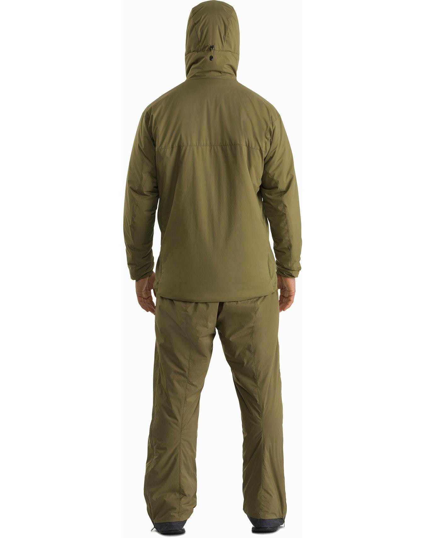 Eine Person blickt von sich weg und trägt eine olivgrüne ARC'TERYX LEAF Arc'teryx Atom Hoody LT Gen2.1 - Wolf und eine passende Hose. Die leichte Kapuzenjacke ist für den Einsatz im Freien oder bei kaltem Wetter konzipiert und wird vor einem schlichten weißen Hintergrund gezeigt.