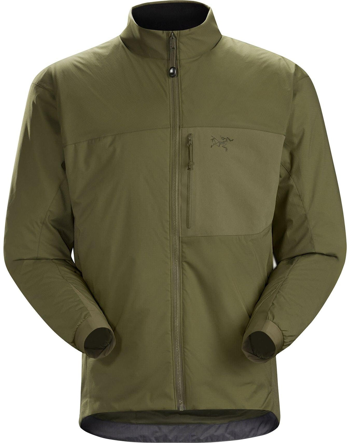 Die ARC'TERYX LEAF Atom Jacket LT Gen2.1 in Ranger Green ist ein leichtes Zip-up mit hohem Kragen, linker Brusttasche, minimalistischem Design, POLARTEC Power Stretch Material und einem kleinen gestickten Logo auf der Brust.