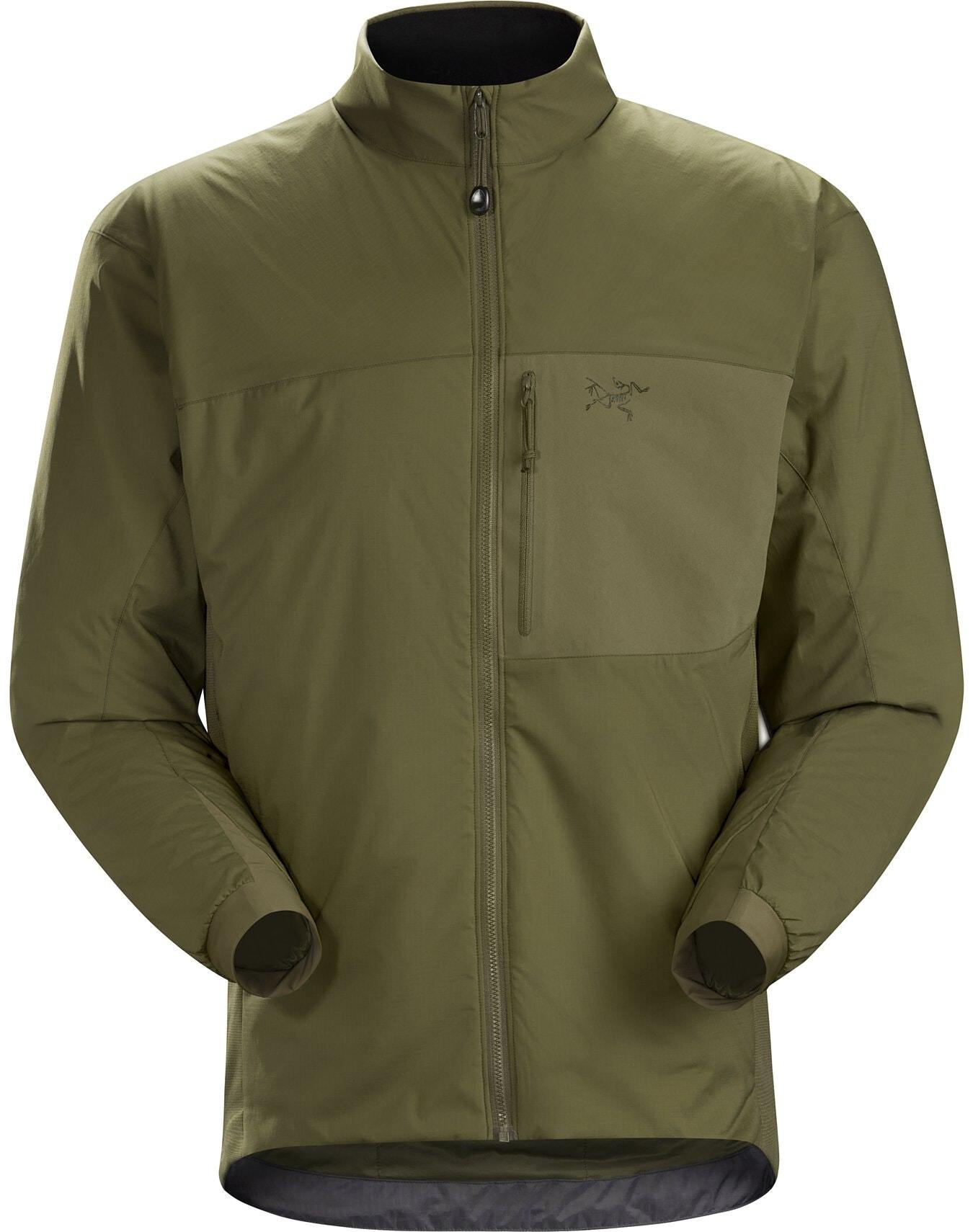 Die ARC'TERYX LEAF Atom Jacket LT Gen2.1 in Ranger Green ist ein leichtes Zip-up mit hohem Kragen, linker Brusttasche, minimalistischem Design, POLARTEC Power Stretch Material und einem kleinen gestickten Logo auf der Brust.