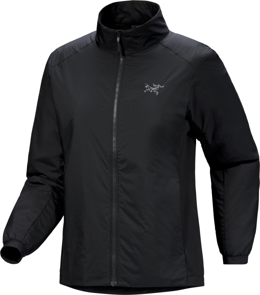 Die ARC'TERYX Atom Jacket Women's - Black ist eine langärmelige Jacke mit hohem Kragen, elastischen Bündchen und Logo auf der linken Brustseite. Sie verfügt über eine leichte Coreloft Compact Isolierung für Wärme und Komfort.