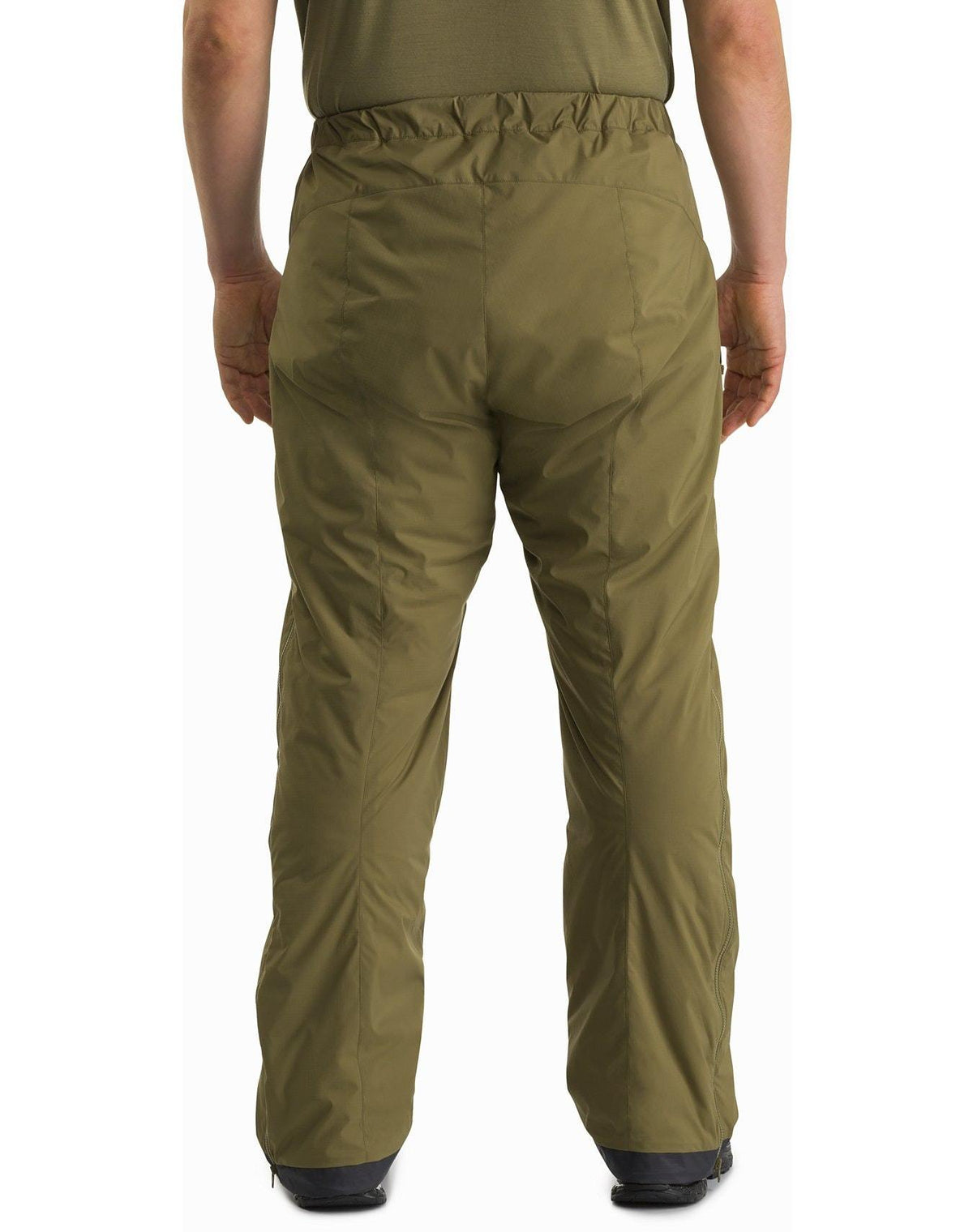 Eine Person, die eine schwarze ARC'TERYX LEAF Arc'teryx Atom Pant LT Gen2 Outdoor-Hose und ein passendes Hemd trägt, wird von hinten gezeigt, wie sie mit entspannten Armen an der Seite steht.