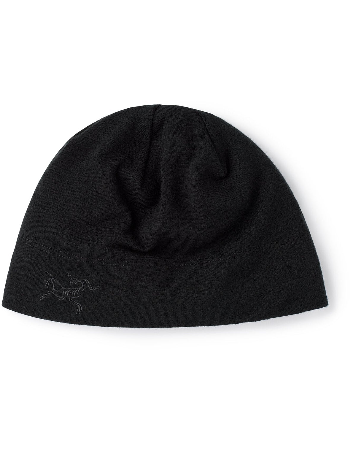 Die ARC'TERYX LEAF Arc'teryx Cold WX Beanie AR ist eine schlichte schwarze Mütze mit einem dezenten gestickten Logo auf der linken unteren Seite, flach auf weißem Hintergrund.