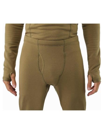 Eine Person, die ARC'TERYX LEAF Arc'teryx Cold WX Bottom SV - Crocodile trägt, bestehend aus einem braunen, langärmeligen Thermo-Oberteil mit Daumenlöchern und einer passenden Hose. Das Bild konzentriert sich auf den Oberkörper und die Oberschenkel, wobei die Hände an den Seiten sichtbar sind.
