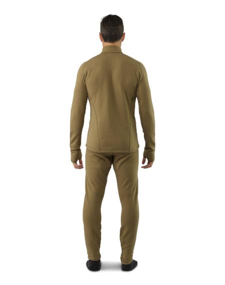 Eine Person steht mit dem Rücken zur Kamera und trägt die ARC'TERYX LEAF Arc'teryx Cold WX Bottom SV - Crocodile Hose. Dazu trägt sie eine passende hellbraune, langärmelige Jacke. Der Hintergrund ist einfarbig weiß und die Hände liegen an der Seite.