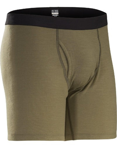 Ein Paar Arc'teryx Cold WX Boxer AR - Crocodile von ARC'TERYX LEAF mit schwarzem Bund, sichtbaren Nähten und einer konturierten Fronttasche zur Unterstützung wird auf einem unifarbenen Hintergrund gezeigt.