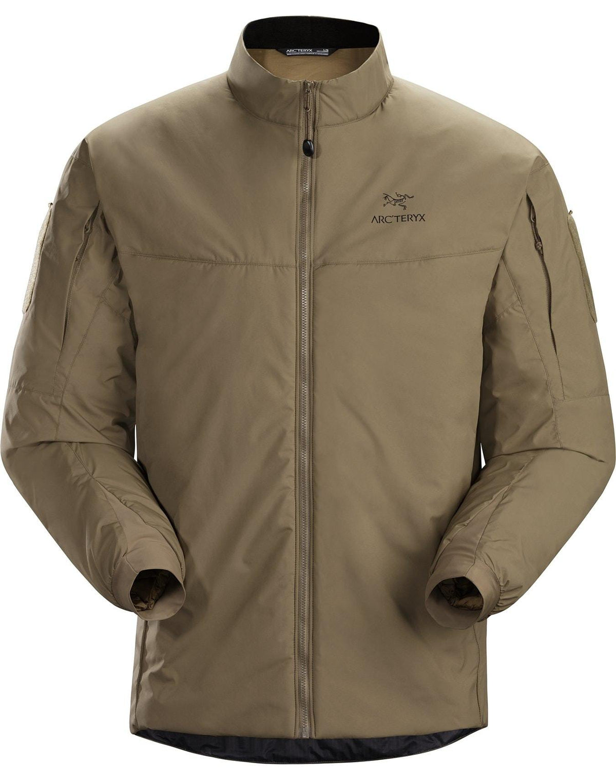 Die ARC'TERYX LEAF Cold WX Jacket LT Gen2.1 in Crocodile verfügt über eine CLIMASHIELD Isolierung, einen hohen Kragen, einen Frontreißverschluss, zwei Seitentaschen und ein dezentes Logo auf der linken Brust. Ihr schlankes Design macht sie ideal für den Alltag.