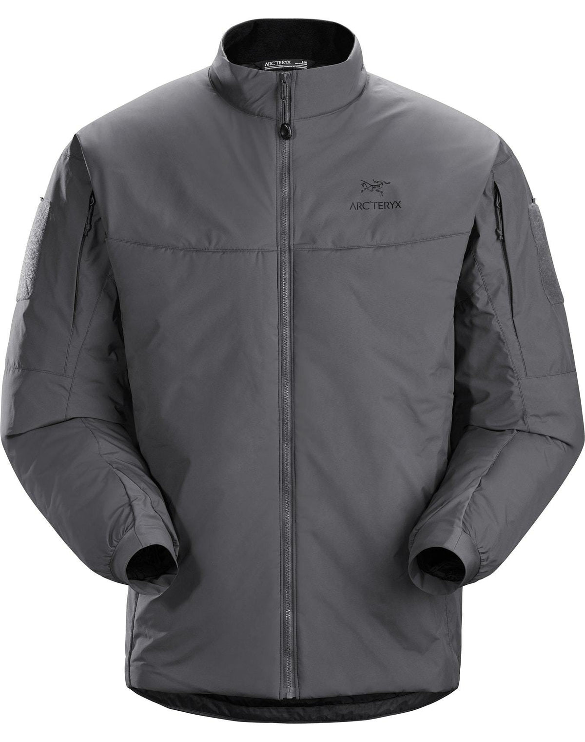 Die ARC'TERYX LEAF Cold WX Jacket LT Gen2.1 - Wolf verfügt über CLIMASHIELD Isolierung, einen hohen Kragen, einen Frontreißverschluss, Seitentaschen und ein dezentes Branding auf der Brust/Schulter und bietet ein minimalistisches graues Design für Wärme und Stil.