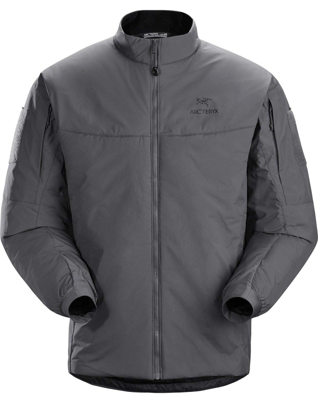 Die ARC'TERYX LEAF Cold WX Jacket LT Gen2.1 - Wolf verfügt über CLIMASHIELD Isolierung, einen hohen Kragen, einen Frontreißverschluss, Seitentaschen und ein dezentes Branding auf der Brust/Schulter und bietet ein minimalistisches graues Design für Wärme und Stil.