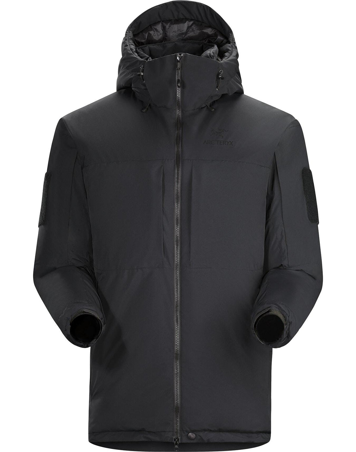 Die schwarze ARC'TERYX LEAF Cold WX Jacket SV Gen1.4 verfügt über eine Kapuze, einen durchgehenden Frontreißverschluss, GORE WINDSTOPPER Material, zwei Seitentaschen und eine verstellbare Kapuze - eine isolierte Kälteschutzjacke für kaltes Wetter und zuverlässigen Schutz.